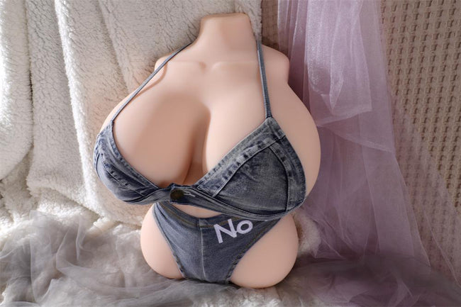 Torse Sexuel Femme avec Poitrine XXL