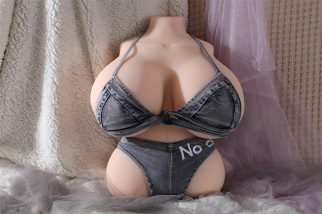 Torse Sexuel Femme avec Poitrine XXL