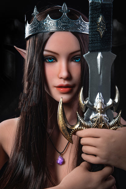 Sexdoll Adoptez “la Reine elfique Earwen” !  en position avec son épée et son collier