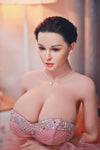 Sakina, sex doll asiatique aux cheveux courts et aux gros seins