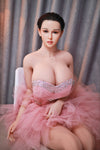 Sakina, sex doll asiatique aux cheveux courts et aux gros seins